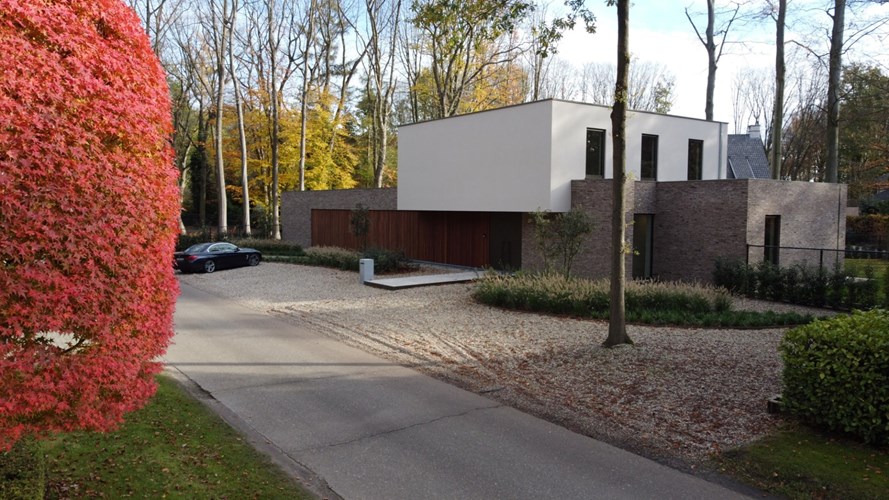 Villa in hedendaagse stijl te Halle (grens Schilde/Zoersel) op een perceel van 1.842 m&#178; 