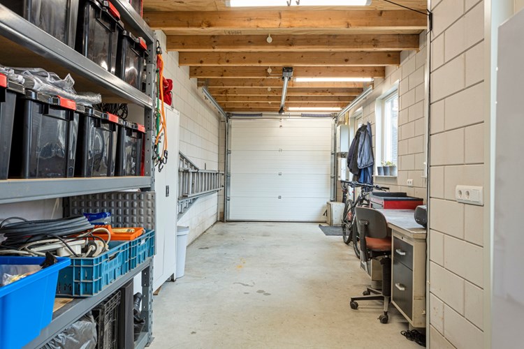 Nieuwbouw (2019) garage, oppervlakte ca. 34 m2. Met een gevlinderde betonvloer, geïsoleerde spouwmuren en een geïsoleerd plat bitumen dak. Met elektra, een hogere op afstand te bedienen geïsoleerde sectionaaldeur en de 'Solar Edge' omvormer  (max. 4.000 Wp) t.b.v. een 14-tal zonnepanelen (juni 2021). 