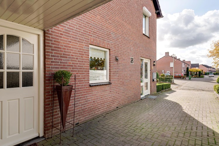 Fraai vrijstaand woonhuis met aanbouw en garage gelegen op een fijne woonlocatie in Neer. 