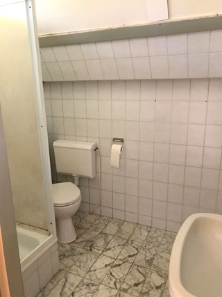 De badkamer bevindt zich op de begane grond en beschikt over een douche, toilet, wastafel en aansluiting voor wasmachine
