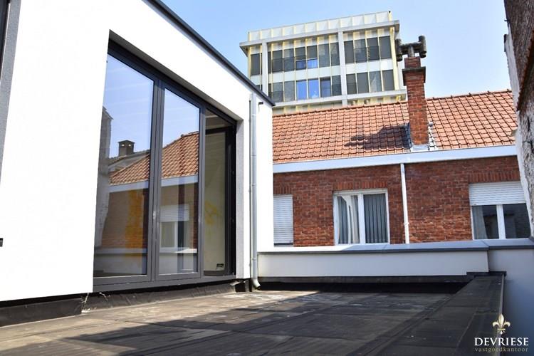 Handelspand met bovenliggende duplex m&#233;t terras op centrumligging te koop in Kortrijk 