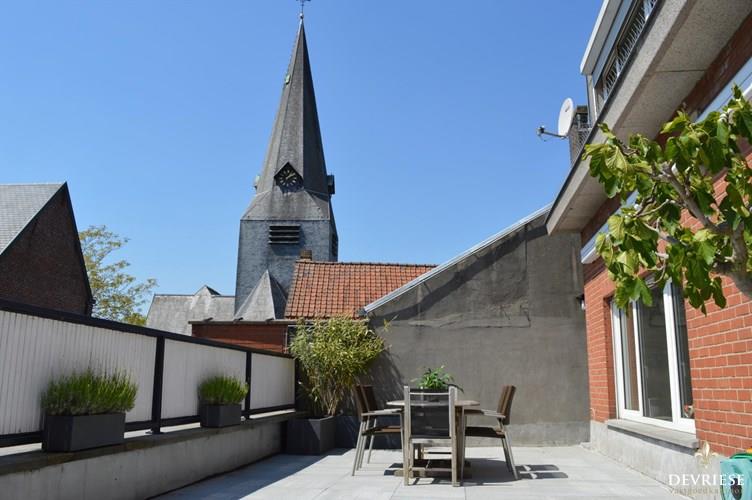 Ruim en zeer zonnig duplex appartement onder de kerktoren in Bellegem 