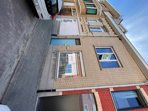 Te renoveren woning met 2 slaapkamers en koer in centrum Roeselare 