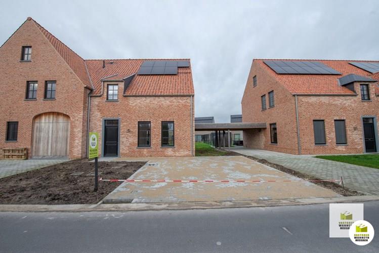 Nieuwbouw half open bebouwing met tuin, garage en 3 slaapkamers in Wingene 