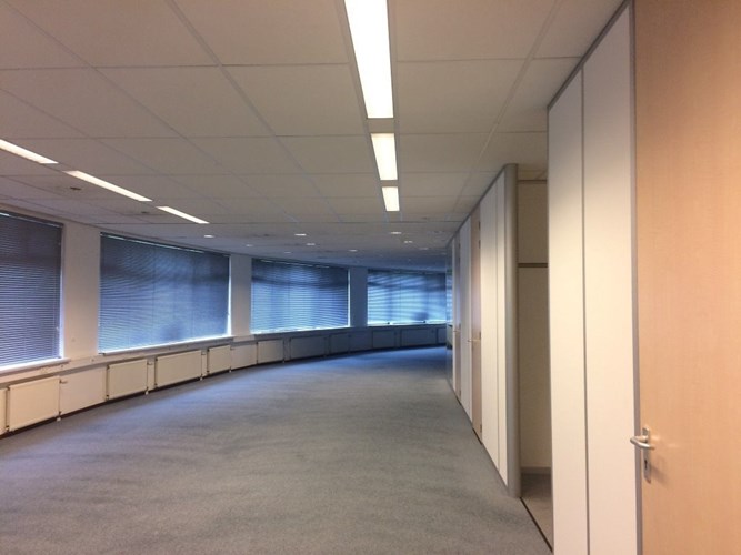 Op de begane grond gelegen kantoorruimte in een ruim verzamel kantoorgebouw tegenover attractiepark de Efteling aan de Europalaan. 