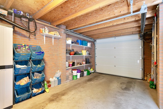 De aangebouwde garage heeft een electrisch bedienbare deur en een ruime vliering.