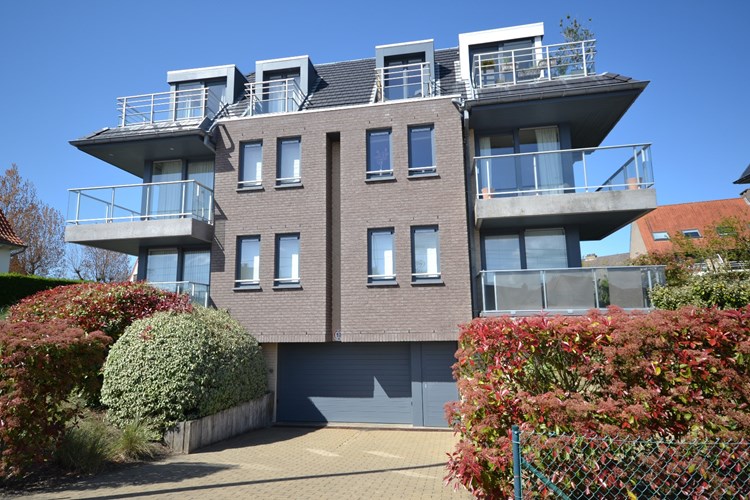 Modern ingericht appartement met twee slaapkamers en ruim zuidgericht terras te Sint-Idesbald. 