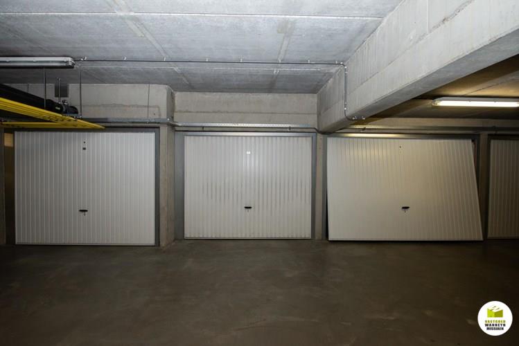 Ruim gelijkvloers 2-slpk appartement met voor-en achtertuin &amp; garagebox 