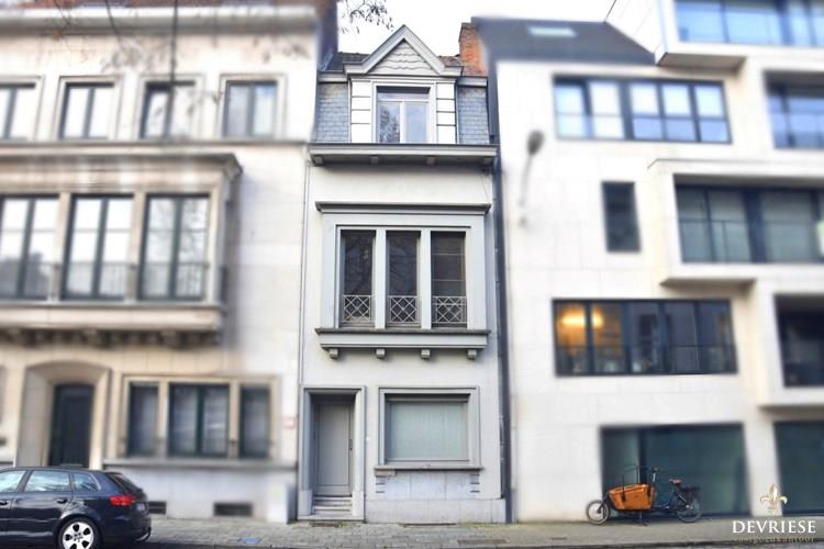 Charmant herenhuis in centrum Kortrijk met 3 slaapkamers en polyvalente ruimte 