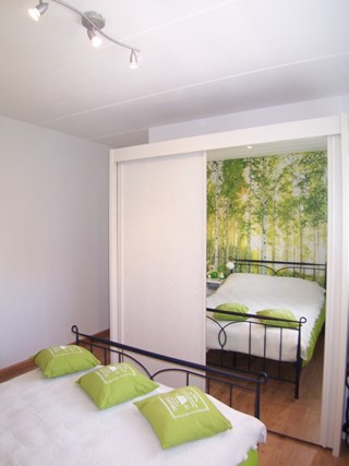 Een tweede foto van de slaapkamer met kastenwand