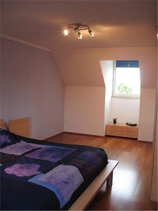 Royaal mooi en goed onderhouden appartement (type maisonnette), gelegen op de 1e verdieping in het kleinschalige “ Gebrookerhaof ” te Echt met een eigen parkeerplaats en berging aan de gezamenlijke bi 