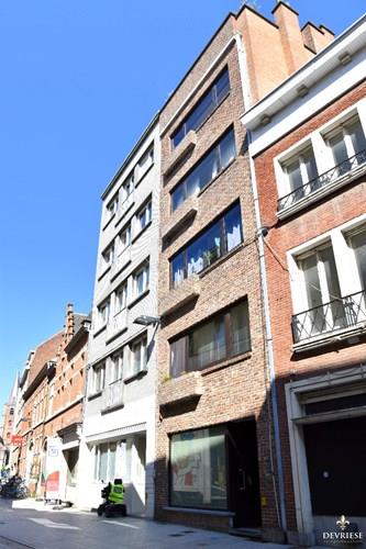 Centrumappartement met 1 slaapkamer te koop in Kortrijk, terras en kelderberging 
