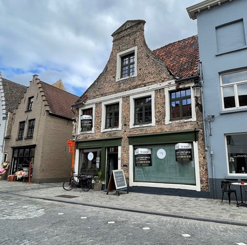 Handelsruimte in de kern van Brugge met prachtige volledig vernieuwde woonst 