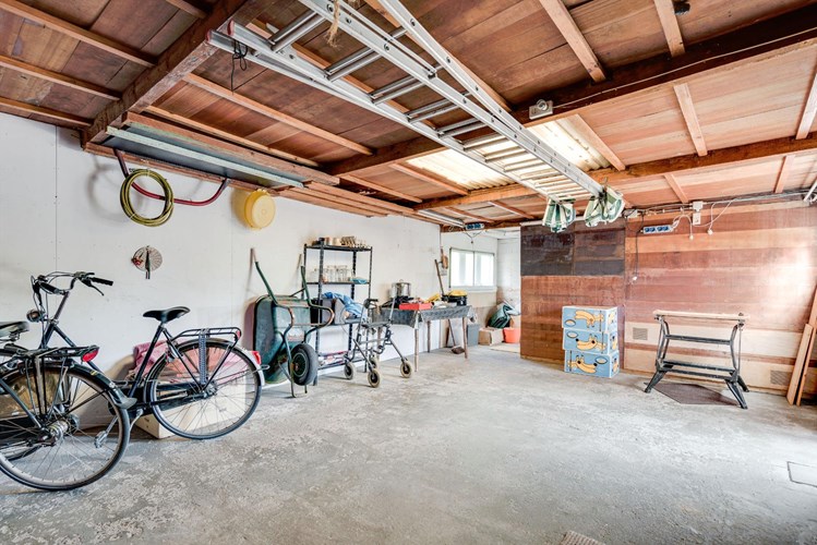 Halfvrijstaand woonhuis met garage, ruime achtertuin met veel privacy. 