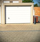 Veilige, ruime garage met automatische sectionaalpoort centrum Lede 