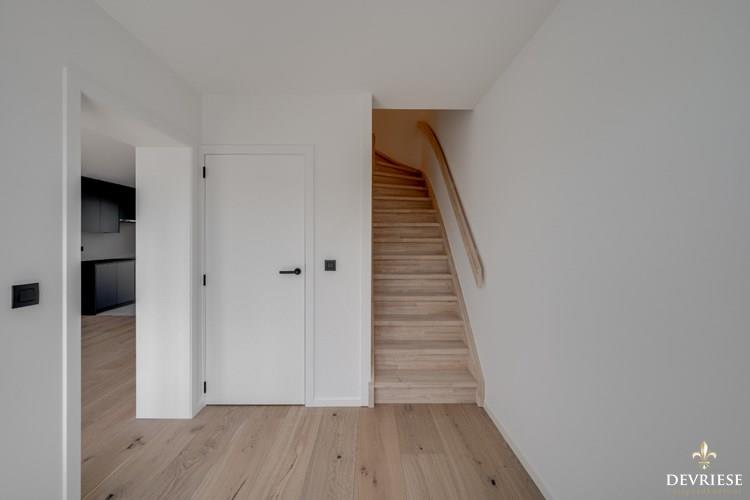 Volledig vernieuwd 2 slaapkamer duplex appartement in hartje Kortrijk 