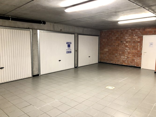 Hoek Kerkstraat - Gesloten garage 