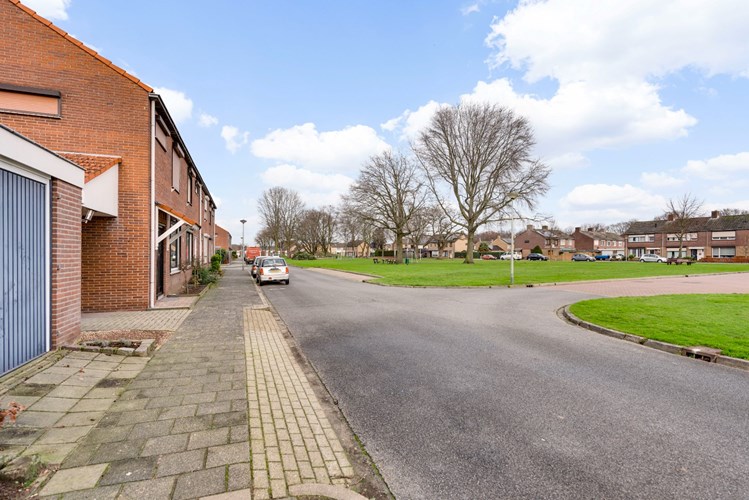 Gerenoveerde en verduurzaamde hoekwoning met bijgebouwen, op een mooie locatie 