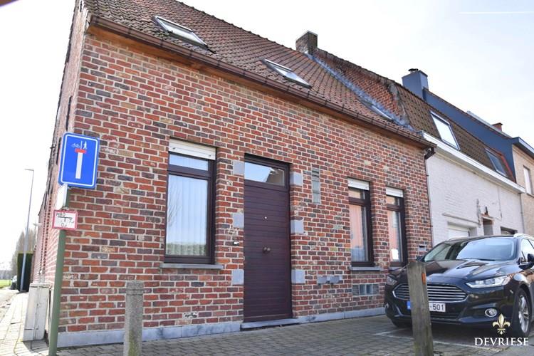 Ruime hoekwoning met 4 slaapkamers en 3 garages te koop in Wevelgem 