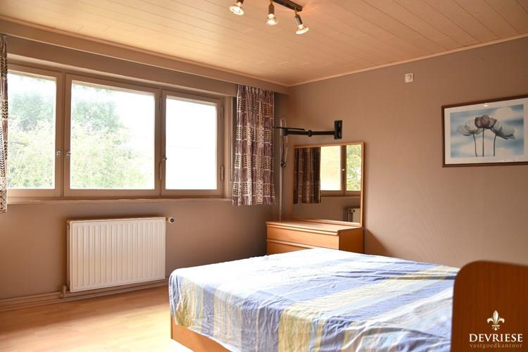 Gezinswoning met 4 slaapkamers en garage op zuidgericht perceel te koop in Wevelgem 