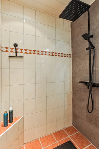 De 2e badkamer is volledig betegeld en voorzien van een MDF plafond met inbouwspots en mechanische ventilatie.