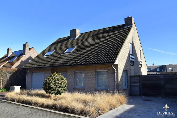 Open bebouwing met 4 slaapkamers, garage en zonnige tuin te koop in Kuurne 