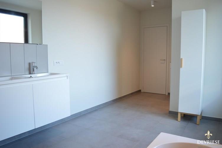 Recent ruim appartement in het centrum van Sint-Eloois-Winkel 