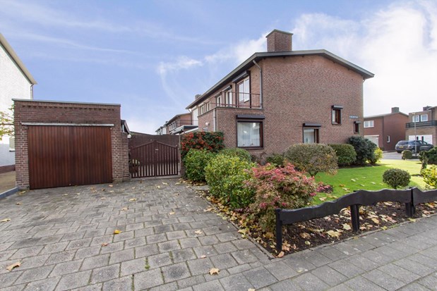 Halfvrijstaand woonhuis met garage, overdekt terras en tuin, fraai gelegen op een hoekperceel nabij het centrum van Susteren. 