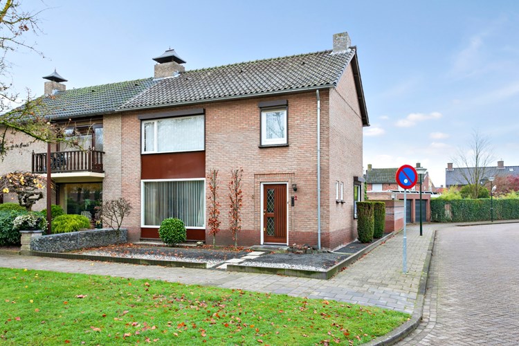 Mooi gelegen, halfvrijstaand woonhuis met tuin en garage op een hoekperceel in het centrum van Budel. 