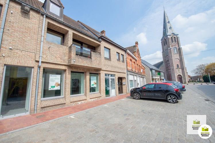 Handelsgelijkvloers met duplexappartement op uiterst interessante commerci&#235;le ligging te Ruiselede 