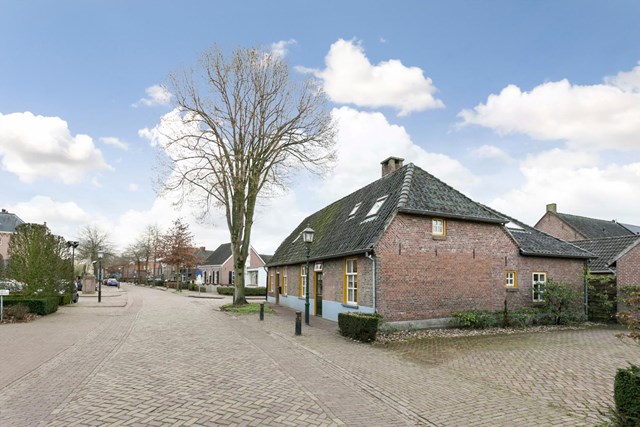 Het straatbeeld van de Dorpsstraat, gezien in de richting van de dorpskern.