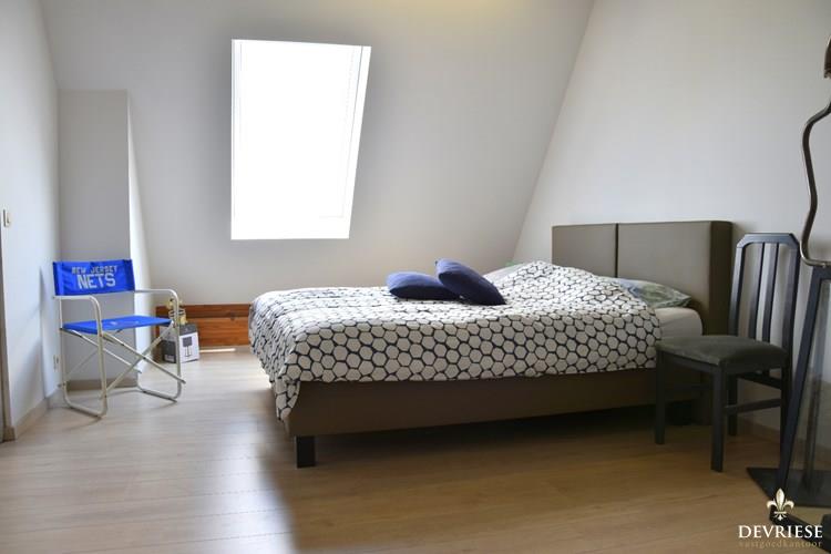Prachtig, lichtrijk en ruim 3 slpk dak appartement in Rollegem 
