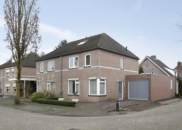 De woning is gelegen aan een rustige straat in een kindvriendelijke wijk dichtbij alle voorzieningen en nabij autosnelweg A2 en het NS station in Boxtel.