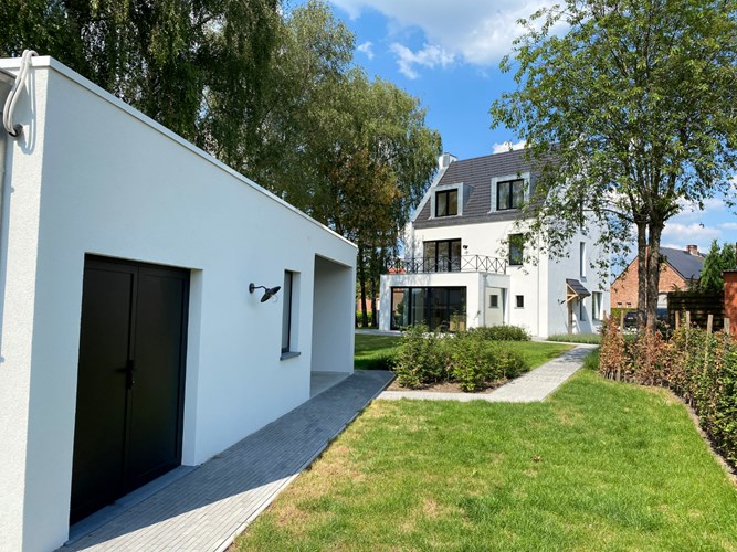 Instapklare (ver)nieuwbouwvilla met ruim bijgebouw voorzien van dubbele garage en overdekt terras op een ZW-perceel van 946 m&#178; te Zoersel 