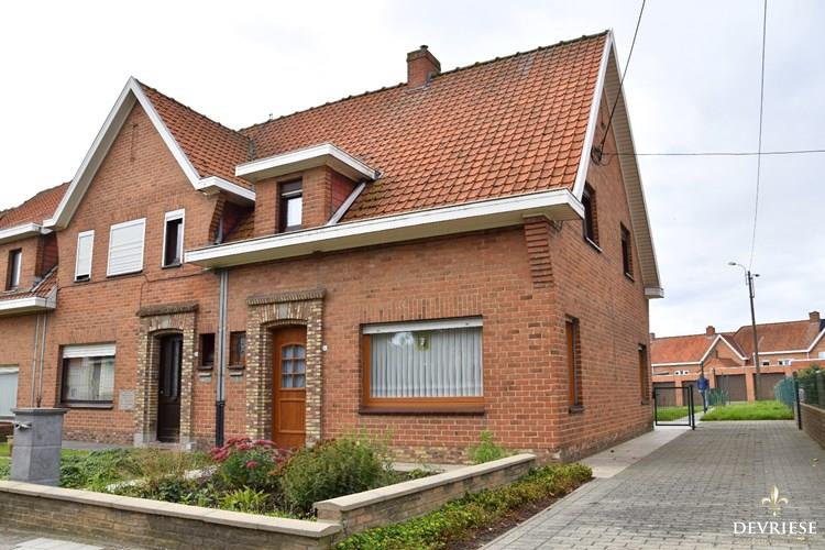 Halfopen bebouwing met 3 slaapkamers en zonnige tuin te koop in Bellegem 