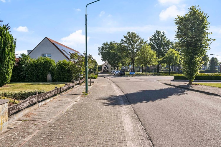 Straatbeeld waar de woning is gelegen. Met een mooi zicht op het Cornelisplein met een kapelletje. 