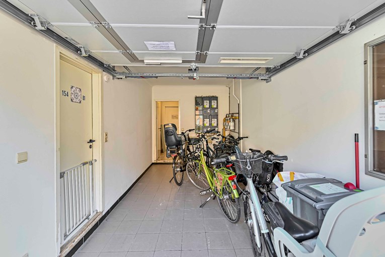 GEMEENSCHAPPELIJKE INGANG VIA DE GARAGE (garagepoort met deur) met fietsenstalling + doorgang naar 1ste en 2de verdiep