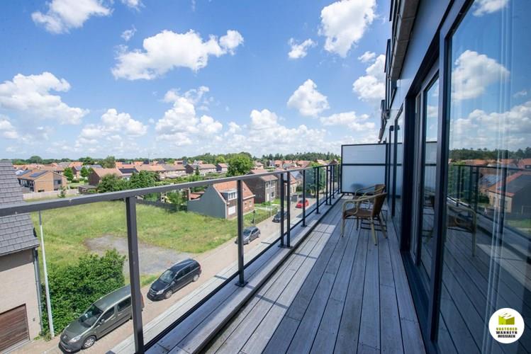 Energiezuinig duplex-appartement met 2 slaapkamers en ruim terras op centrale ligging in Beernem 
