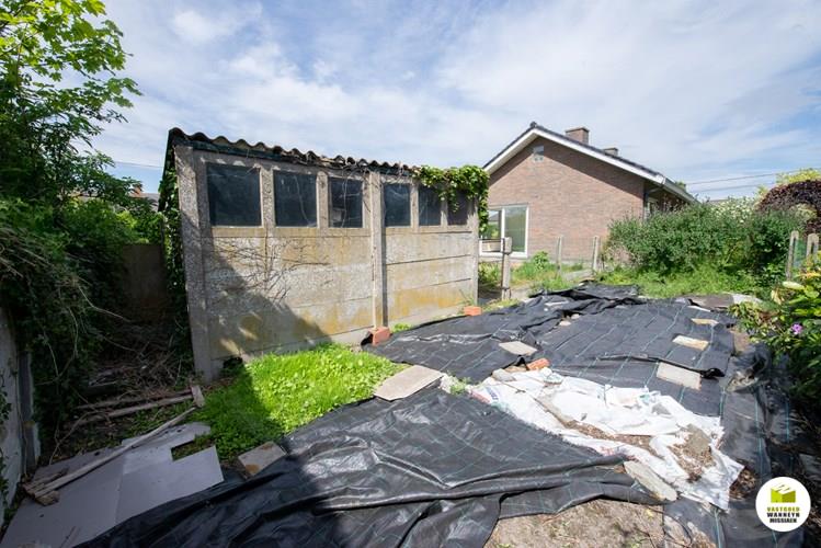 Te renoveren gelijkvloerse woning met 2 slaapkamers op +/- 600m2 gelegen in een residenti&#235;le rustige woonwijk vlakbij het centrum van Wingene. 