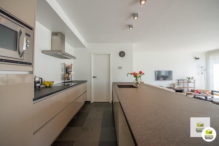 Ruim en energiezuining appartement met 2 slaapkamers, gezellig terras in centrum Ruiselede 
