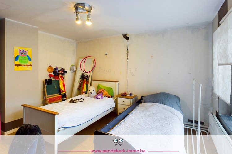 Op te frissen gezinswoning met drie slaapkamers in Leut 