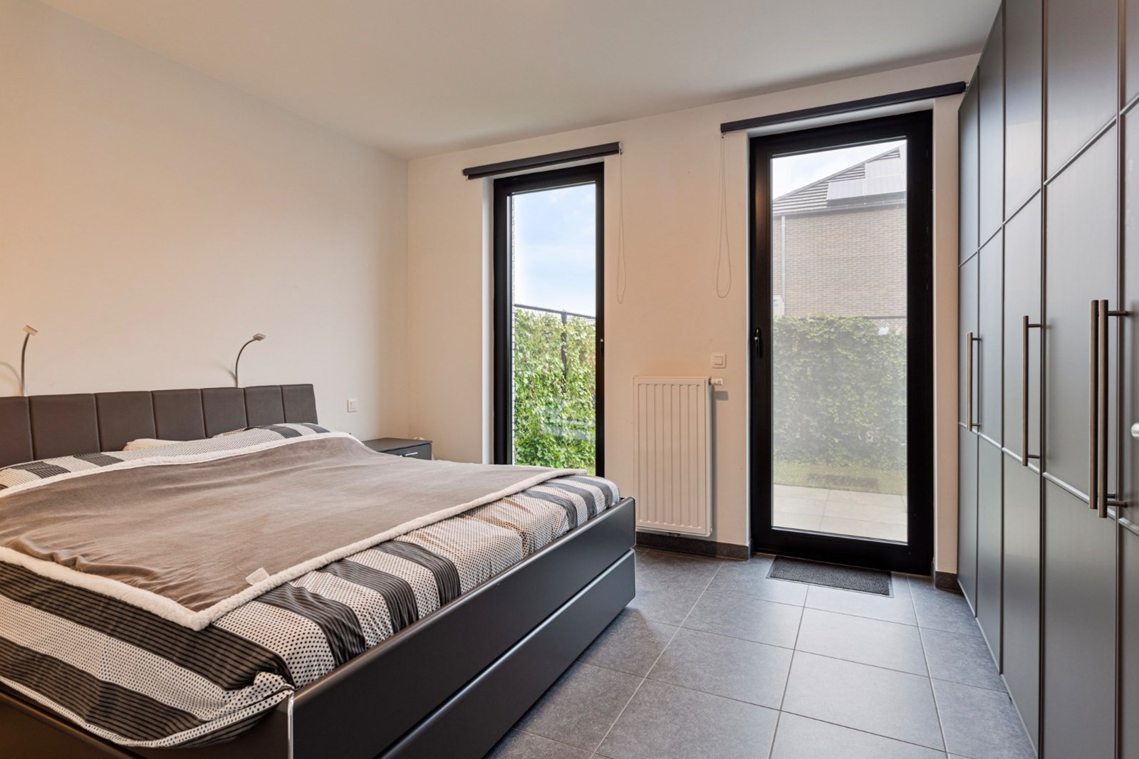 Lichtrijk gelijkvloersappartement met 2 slaapkamers en tuin op De Zaat te Temse 