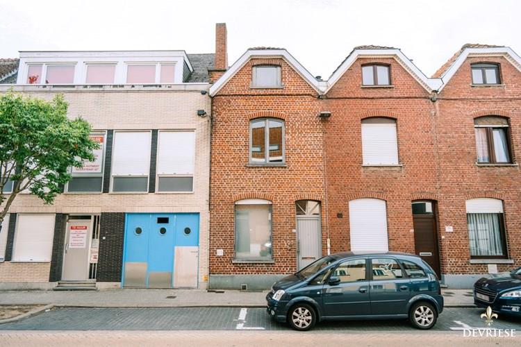 Verzorgde centrumwoning te koop in Kortrijk met 3 slaapkamers en stadstuin 