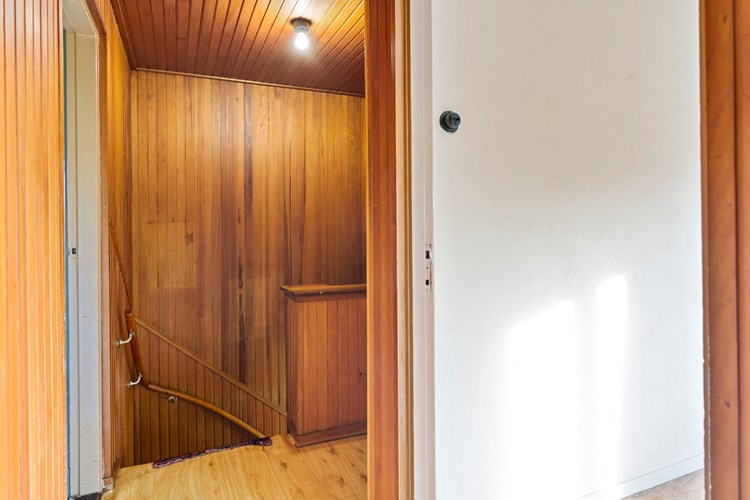 Vanuit de entree met een houten trap met loper naar de overloop. Met een vinyl vloer, schroten wanden en -plafond. Via een vlizotrap naar de 2e verdieping. Een grotendeels begaanbare zolderberging met de Intergas HR combiketel (2013). 