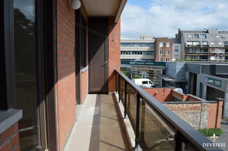 Uiterst centraal gelegen 2-slaapkamer appartement m&#233;t garage nabij centrum van Kortrijk 