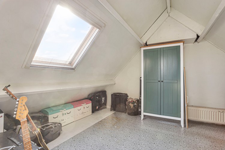 Werk-/slaapkamer met een vinylvloer en een Velux dakraam met vliegenhor. Dit is ook een ideale plek om thuis te werken!. 