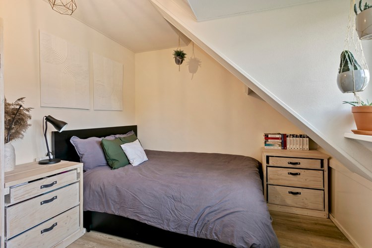Slaapkamer gelegen aan de voorzijde, met een PVC-vloer, glasweefsel behang wanden en plafond. 