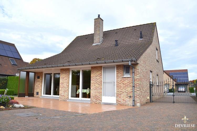Vrijstaande gelijkvloerse villa te koop in Emelgem op een perceel van 720 m&#178; 