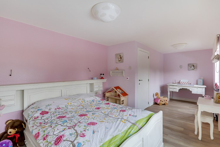 Gerenoveerde gezinswoning met vier slaapkamers en ruime tuin in Ophoven 