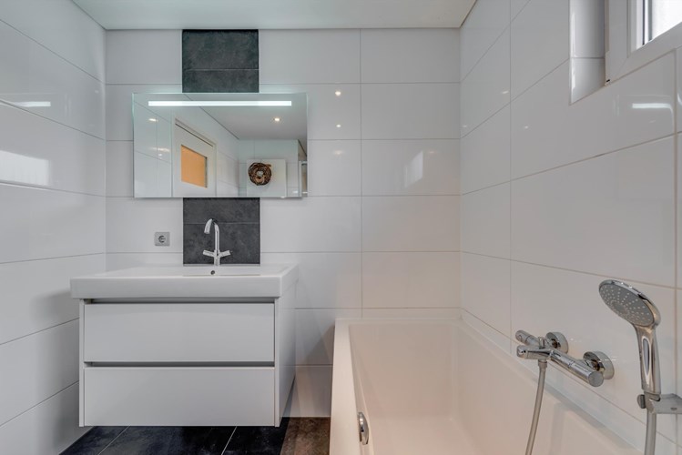 Mooie instapklare luxe afgewerkte vrijstaande woning met nieuwe badkamer, keuken. Gelegen op perceel van 465m2 